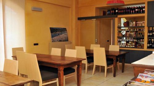 La Locanda del Buon Formaggio في Tito: غرفة طعام مع طاولة وكراسي خشبية