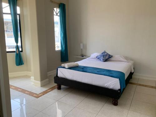 En eller flere senge i et værelse på Reef Hostel Manta