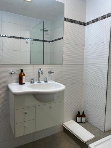 bagno con lavandino e specchio di Departamento Villa Mercedes San Luis FUCO 3 a Villa Mercedes