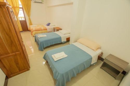 a room with two beds in a room at Hostal Tongo Reef in Puerto Baquerizo Moreno