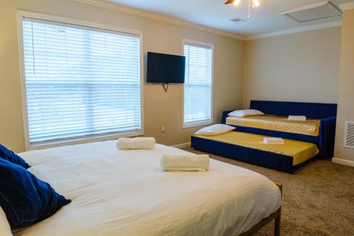 a bedroom with two beds and a window at Amazing ATL downtown houses - minutes walk to bars, food and transport! in Atlanta