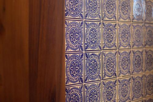 a wall with blue and white tiles on it at Catrina Valle - Ubicación 10 in Valle de Guadalupe