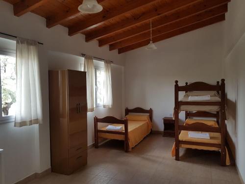 1 dormitorio con 1 cama y 1 litera en Cabañas Torres Del Sol en Santa María
