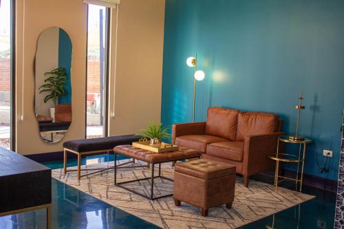 uma sala de estar com um sofá e uma mesa em Catrina Hotel Boutique, Valle em Valle de Guadalupe