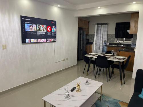 TV o dispositivi per l'intrattenimento presso First floor Elegant apartment with POOL