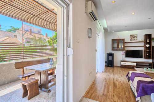 Family-friendly apartments with swimming pool Kastel Luksic, Kastela - 20582