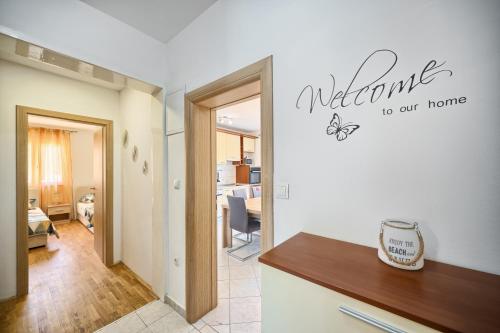 Family-friendly apartments with swimming pool Kastel Luksic, Kastela - 20582
