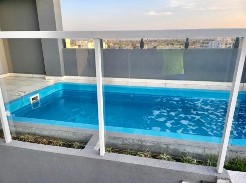 una piscina en la azotea de un edificio en Monoambiente en Salta
