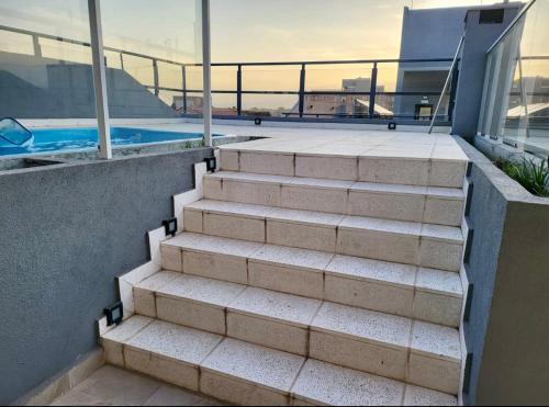 un conjunto de escaleras en un edificio con piscina en Monoambiente en Salta