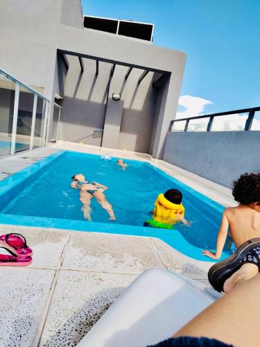 un grupo de personas nadando en una piscina en Monoambiente en Salta