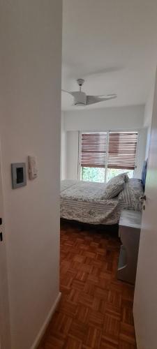 1 dormitorio con cama y ventana en Dpto. Recoleta en Buenos Aires