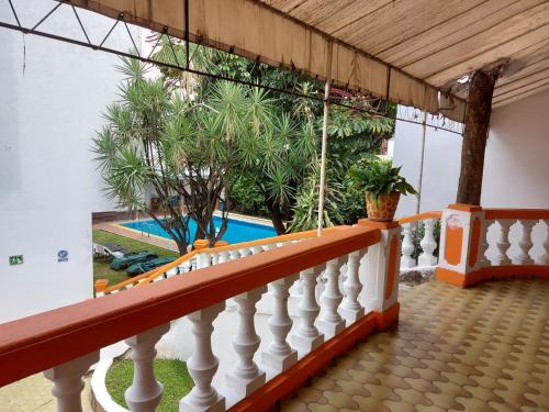 uma vista a partir da varanda de uma casa com piscina em Palmas em Cuernavaca