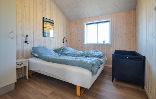 1 dormitorio con 1 cama en una habitación con ventana en Lovely Home In Thisted With House A Panoramic View, en Torsted