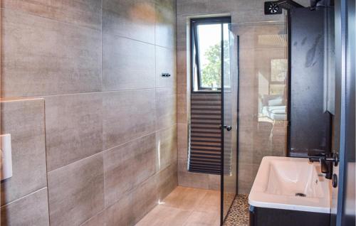 een badkamer met een douche en een wastafel bij Awesome Home In Brevik With Outdoor Swimming Pool in Bjønnes