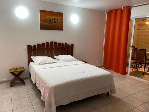 En eller flere senge i et værelse på Doux rêve