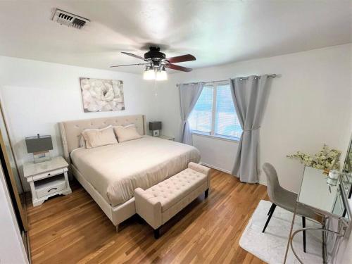 - une chambre avec un lit et un ventilateur de plafond dans l'établissement The Enchanted Garden Retreat: Near Disneyland & More!, à Fullerton