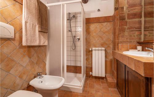 Casa Coldi SassoにあるLa Vallicellaのバスルーム(トイレ、シャワー、シンク付)