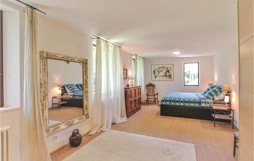 Lagnesにある4 Bedroom Stunning Home In Lagnesのベッドルーム(鏡、ベッド、椅子付)