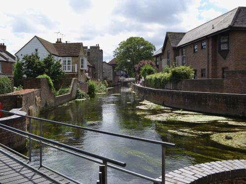 a river in the middle of a town with houses at Apartment 11 - Uk42742 in Whitstable