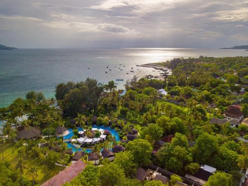 una vista aerea del resort e dell'oceano di Gili Air Lagoon Resort By Waringin Hospitality a Gili Air