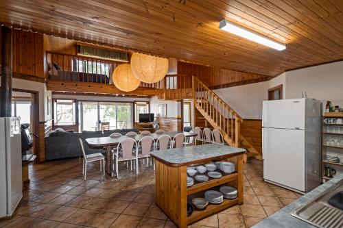 eine Küche und ein Esszimmer mit einem Tisch und einem Kühlschrank in der Unterkunft Augusta Sheoak Chalets in Augusta