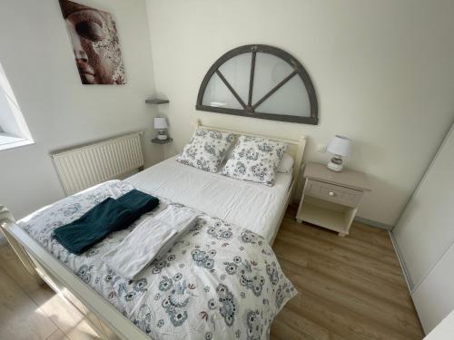 a small bedroom with a bed and two lamps at Gîte au Coeur du Jura entre Comté et Vin Jaune, Gîte Comté in Chamole