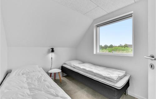 Habitación blanca con cama y ventana en 8 Bedroom Amazing Home In Ringkbing, en Ringkøbing