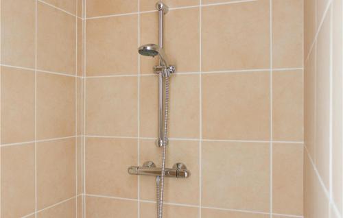 een douche met een douchekop in de badkamer bij 3 Bedroom Amazing Home In Arnemuiden in Arnemuiden