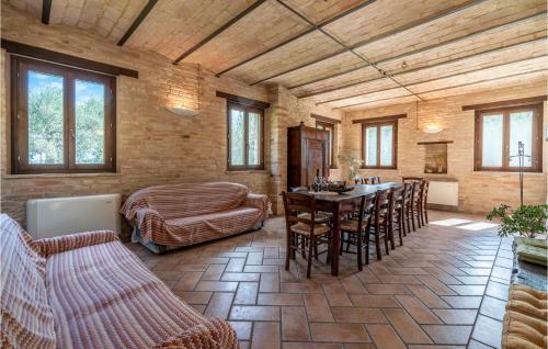 een woonkamer met een tafel en stoelen bij Villa Dei Girasoli in Petriolo