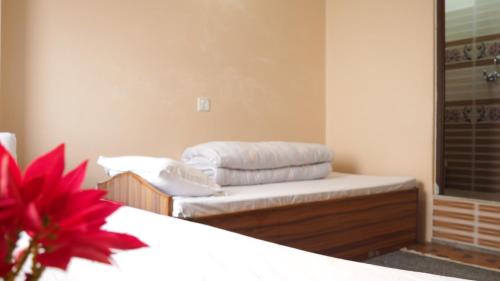 Postel nebo postele na pokoji v ubytování Natures Treat Homestay