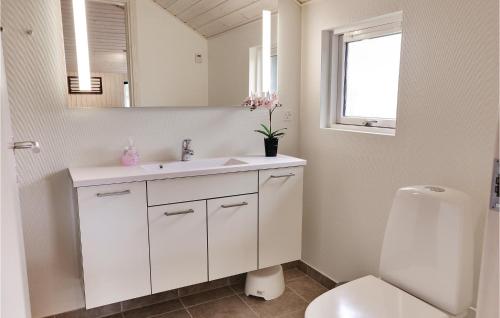 Koupelna v ubytování Amazing Home In Stege With Wifi