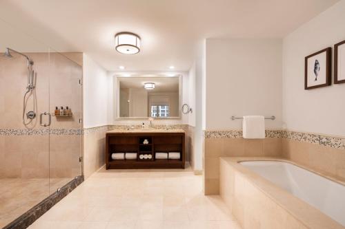 Um banheiro em The Ritz-Carlton, Aruba