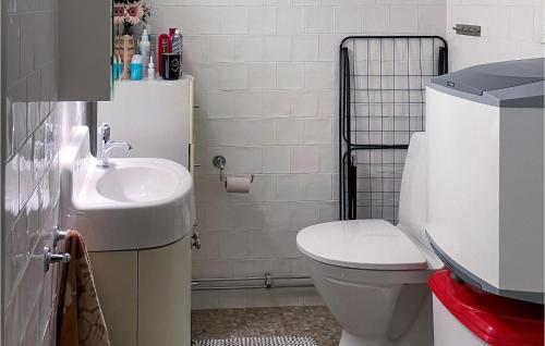 La salle de bains est pourvue de toilettes et d'un lavabo. dans l'établissement 1 Bedroom Beautiful Home In Falkenberg, à Falkenberg