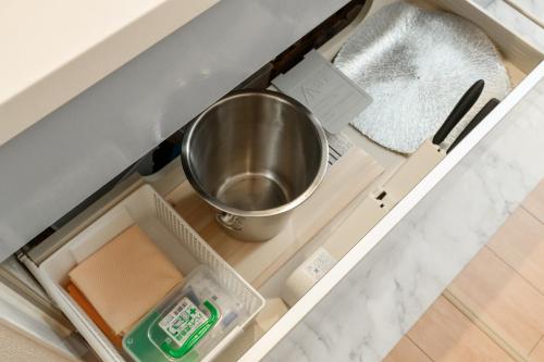a metal bowl in a drawer in a kitchen at 最大12人築浅物件 南部を満喫したい方に1番のおすすめ宿 無料駐車場3台 サウスウィンドハウス in Inamine
