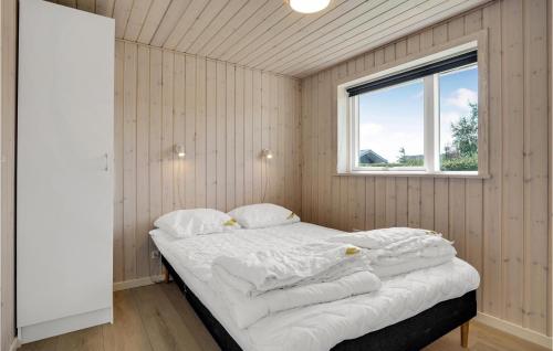 RådeにあるAmazing Home In Haderslev With 4 Bedrooms, Sauna And Wifiの窓付きの部屋にベッド付きのベッドルーム1室があります。