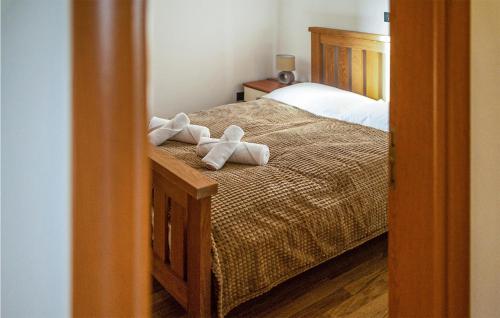 ein Schlafzimmer mit einem Bett mit Handtüchern darauf in der Unterkunft Cozy Home In Pleternica With Private Swimming Pool, Can Be Inside Or Outside in Velika