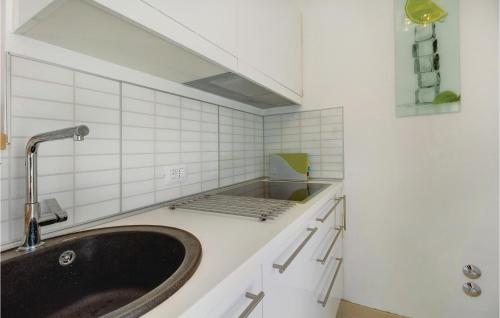 ein Badezimmer mit einem Waschbecken und einer Arbeitsplatte in der Unterkunft Beautiful Home In Martinscica With Wifi in Martinšćica