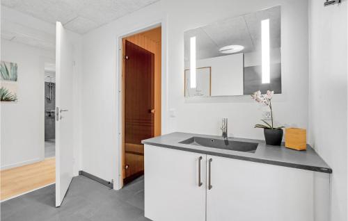 cocina blanca con lavabo y espejo en 3 Bedroom Nice Home In Rm, en Kongsmark