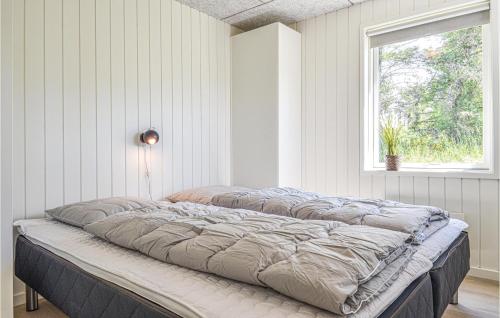 łóżko w pokoju z oknem w obiekcie Stunning Home In Skjern With Kitchen w mieście Skjern