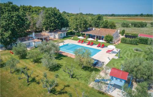 an aerial view of a house with a swimming pool at Gorgeous Home In Tar With Wifi in Tar