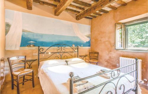 een slaapkamer met een bed, een stoel en een raam bij Casa Panorama in Ostra Vetere