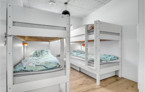 Knud的住宿－Beautiful Home In Haderslev With Sauna，白色墙壁的客房内设有两张双层床。