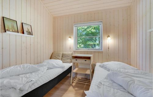 2 Betten in einem Zimmer mit einem Schreibtisch und einem Fenster in der Unterkunft Lovely Home In Sklskr With Kitchen in Skælskør