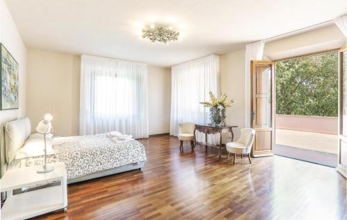 FaugliaにあるVilla Oleandroのベッドルーム1室(ベッド1台、テーブル、椅子付)