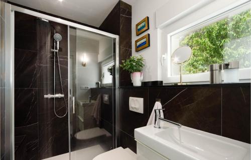 a bathroom with a shower and a sink and a mirror at Awesome Home In Naklice With 2 Bedrooms, Wifi And Outdoor Swimming Pool in Gata