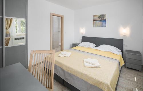 ein Schlafzimmer mit einem Bett mit zwei Handtüchern darauf in der Unterkunft Cozy Home In Porec With Kitchen in Poreč