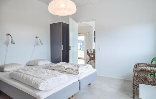 ロッケンにあるAwesome Home In Lkken With 4 Bedrooms And Wifiの白いベッドルーム(ベッド1台、ランプ付)