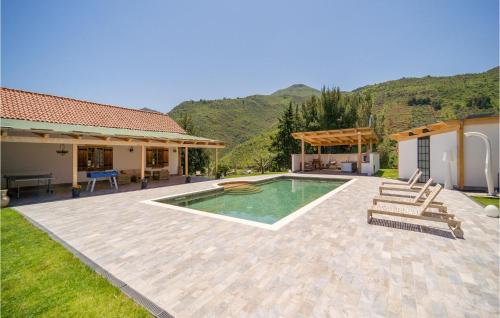 una casa con piscina nel cortile di Dimora Di Famiglia a Belmonte Mezzagno