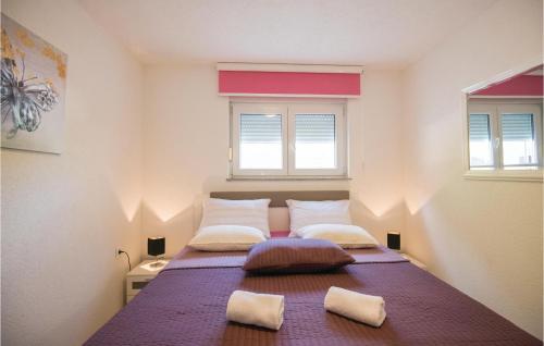 1 dormitorio con 2 camas y 2 ventanas en 6 Bedroom Nice Home In Krivodol, en Krivodol