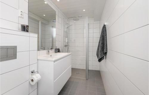 uma casa de banho branca com um lavatório e um espelho em Sjusjen Setergrend 4724 C em Sjusjøen